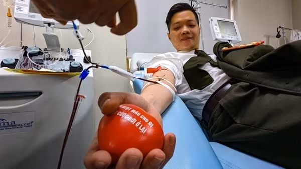 Thượng úy Công an hiến máu cứu cháu bé 1 tuổi trong ngày Tết