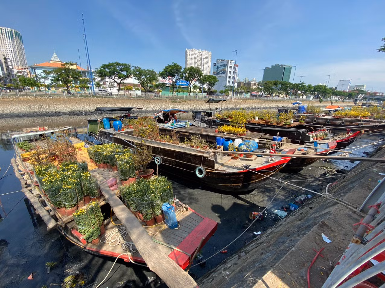 Tranh thủ cúng đón ông bà rồi ra chợ hoa 