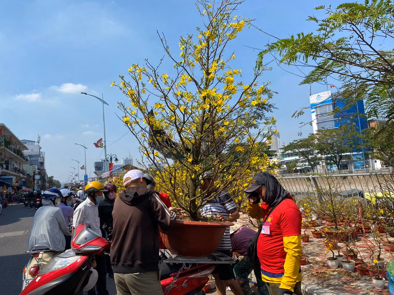 Tranh thủ cúng đón ông bà rồi ra chợ hoa 