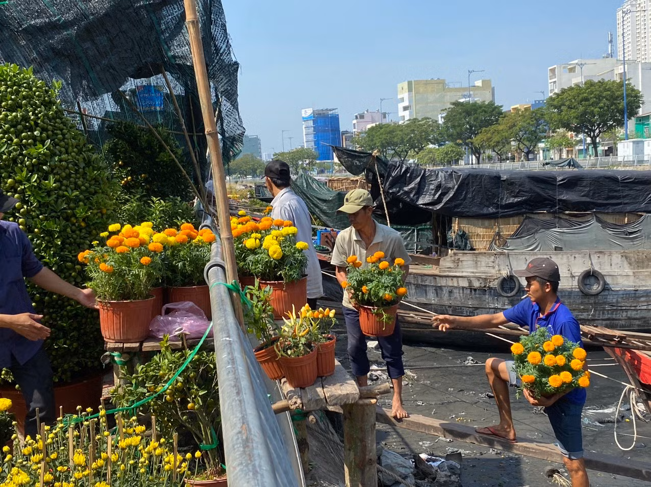 Tranh thủ cúng đón ông bà rồi ra chợ hoa 
