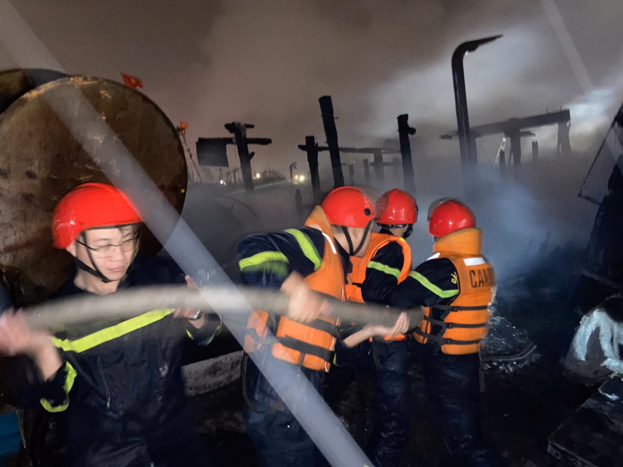 Tàu cá bốc cháy ngùn ngụt trong mưa -1