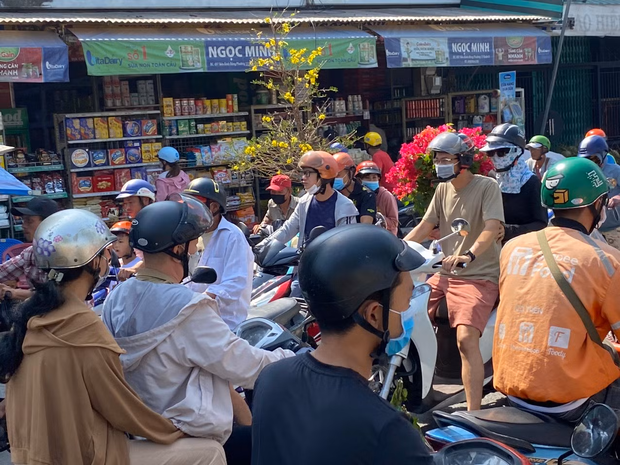Tranh thủ cúng đón ông bà rồi ra chợ hoa 