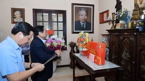 Thủ tướng Phạm Minh Chính dâng hương tưởng nhớ các đồng chí cố Thủ tướng Chính phủ