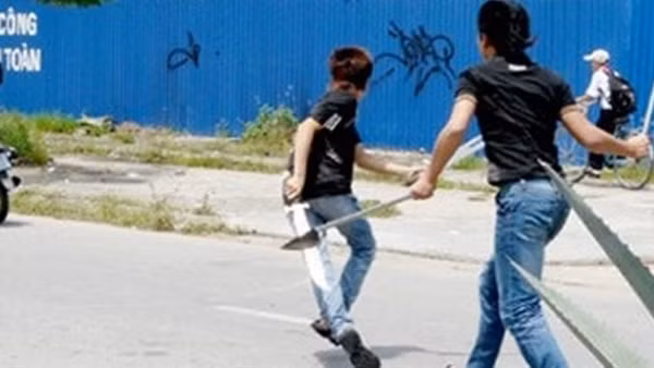 Vợ dẫn côn đồ đến quán nhậu chém người nhắn tin cho chồng