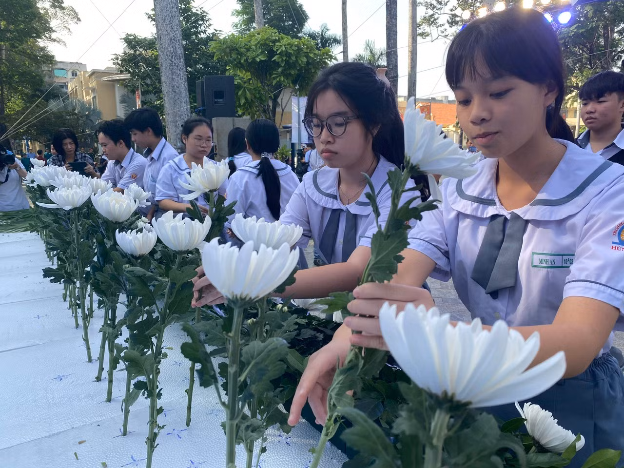 Nhìn con sống thực vật mà 2 vợ chồng xót xa -0