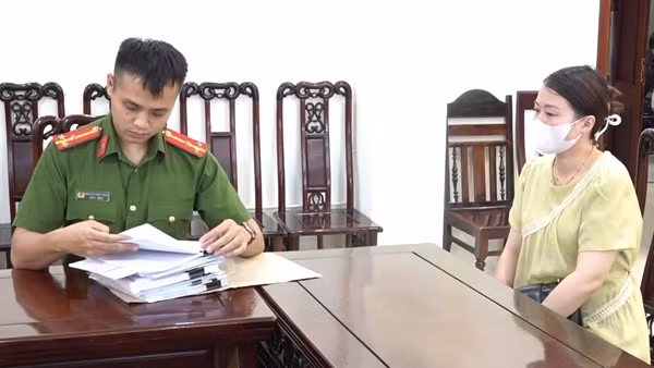 Khởi tố đối tượng lừa đảo chiếm đoạt tài sản dưới hình thức làm thủ tục đi nước ngoài