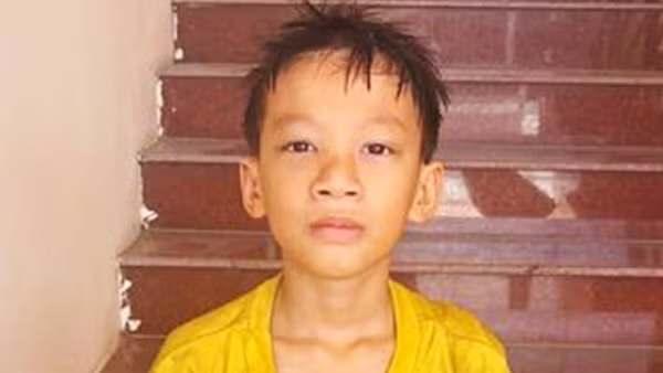 Tìm người thân bé trai đi lạc từ Cần Thơ xuống Sóc Trăng