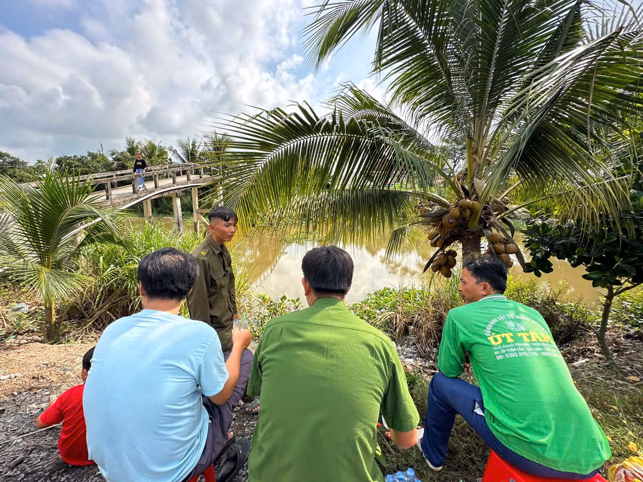 Sử dụng các biện pháp dân gian để dụ bắt cá sấu trên sông Bằng Lăng -0