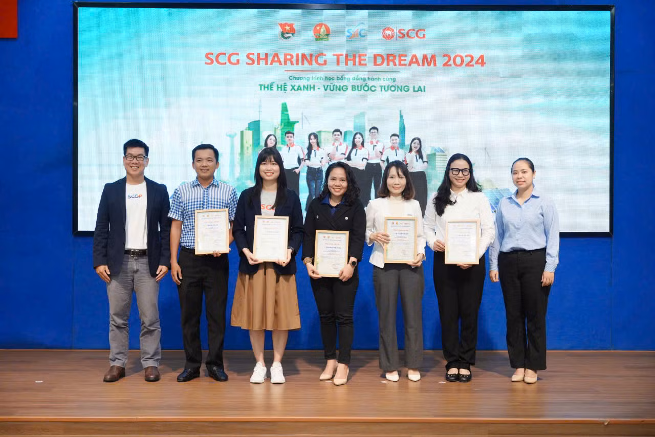 Nhiều sinh viên nhận được học bổng với mức 15 triệu đồng/suất -0
