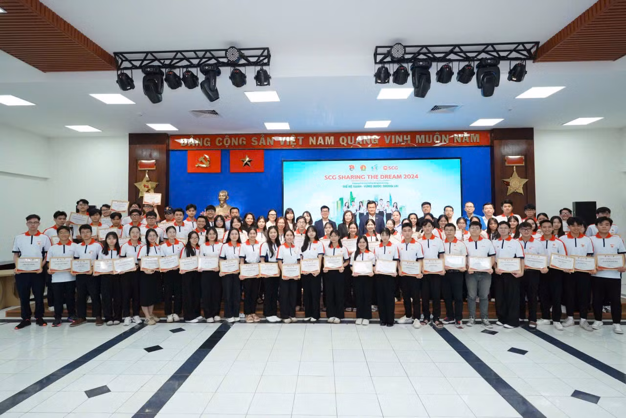 Nhiều sinh viên nhận được học bổng với mức 15 triệu đồng/suất -0