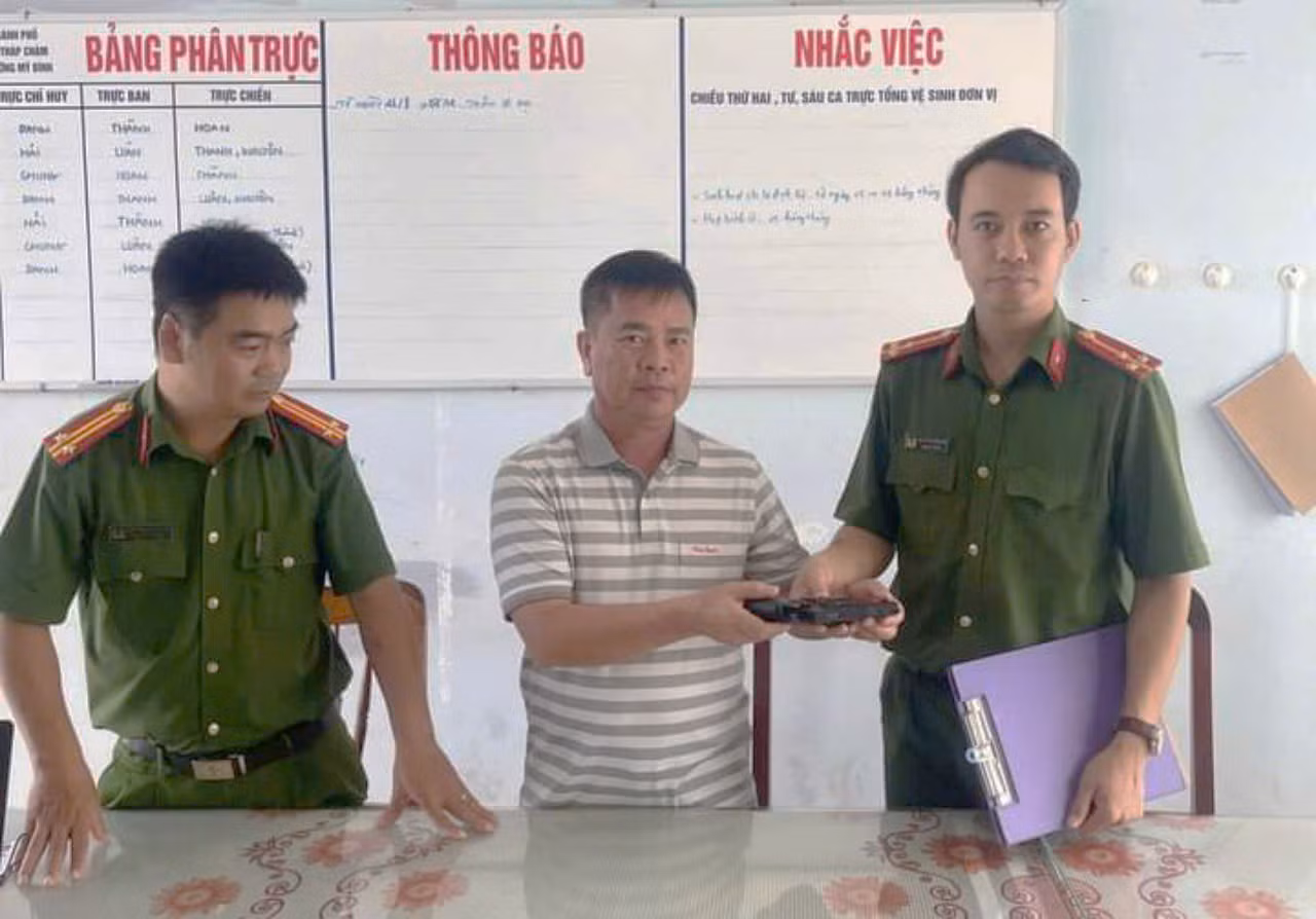 Thêm một người dân giao nộp khẩu súng nhặt được cho cơ quan Công an -0