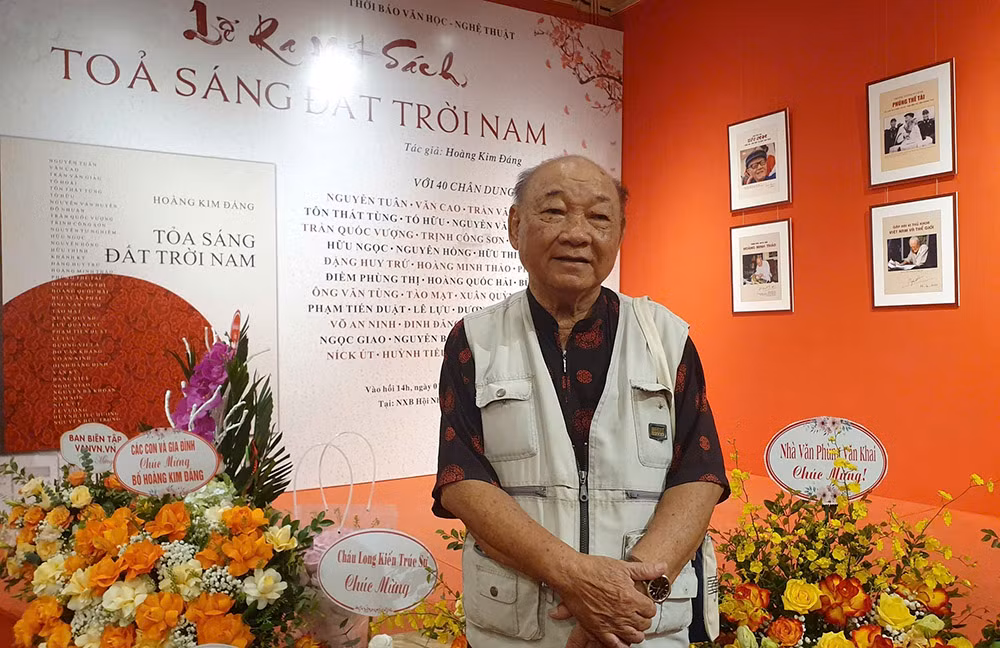 nghệ sĩ nhiếp, nhà báo hoàng kim đáng tại lễ ra mắt sách.jpg -0