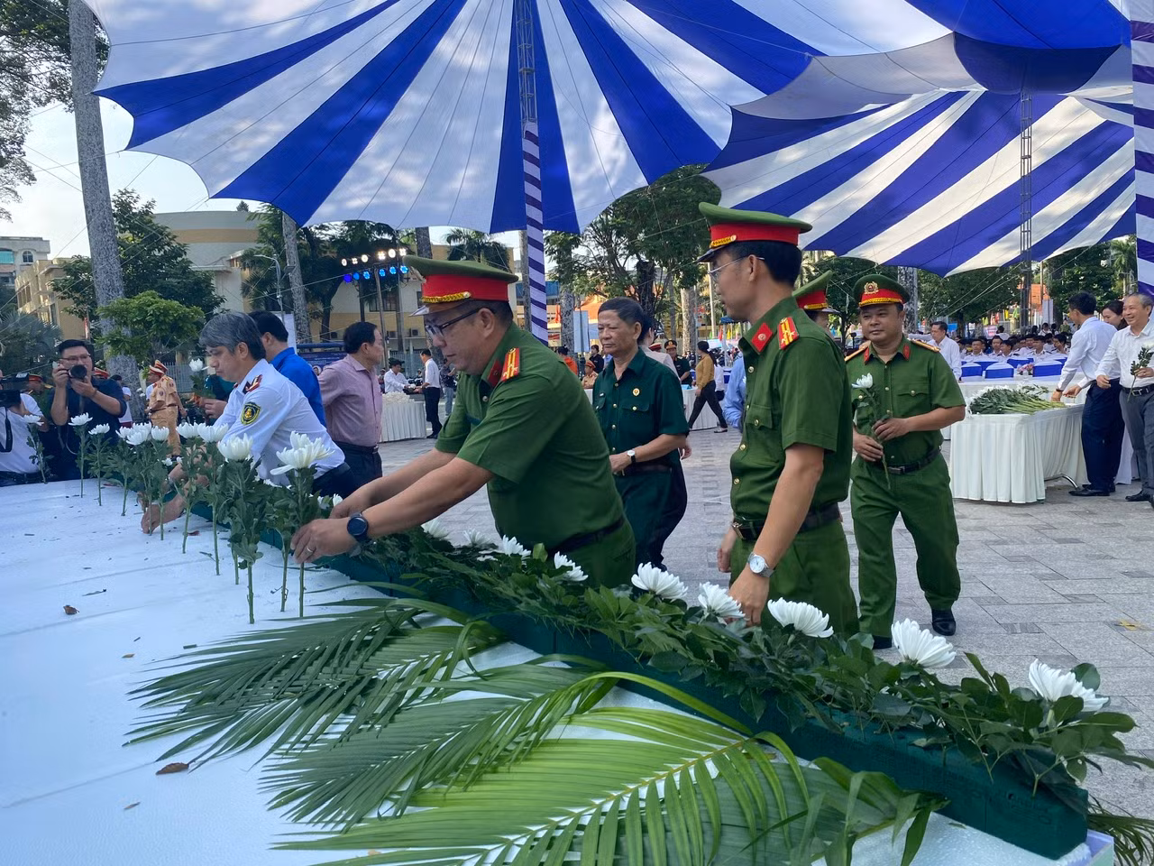 Nhìn con sống thực vật mà 2 vợ chồng xót xa -0