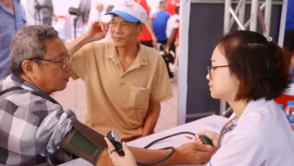 Nghiện thuốc lá 30 năm, đi khám phát hiện mắc bệnh phổi tắc nghẽn mãn tính