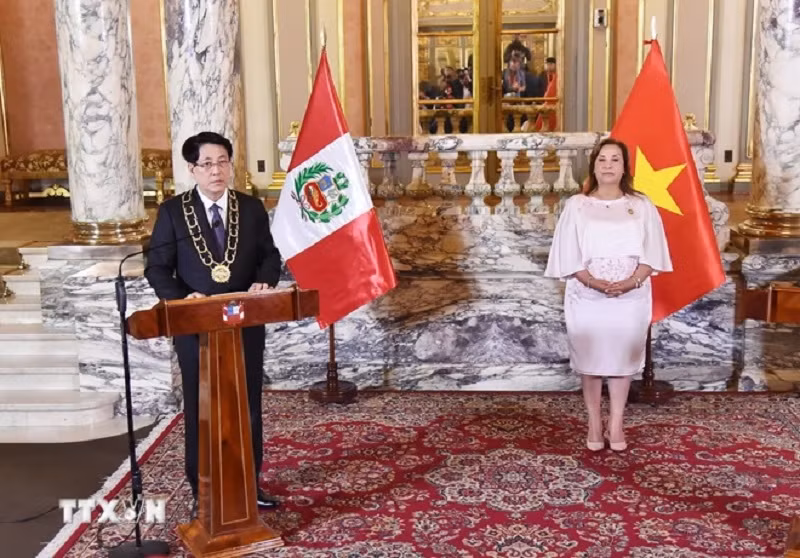 Tổng thống Peru trao Huân chương “Mặt trời Peru” tặng Chủ tịch nước -0