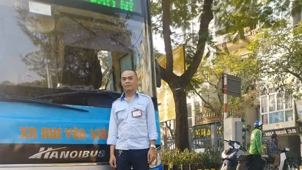Lái xe, phụ xe buýt nhanh trí chặn kẻ móc túi, lấy lại tài sản cho hành khách