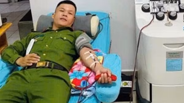 Đại uý công an vượt 60km hiến tiểu cầu cứu sống hai trẻ sơ sinh