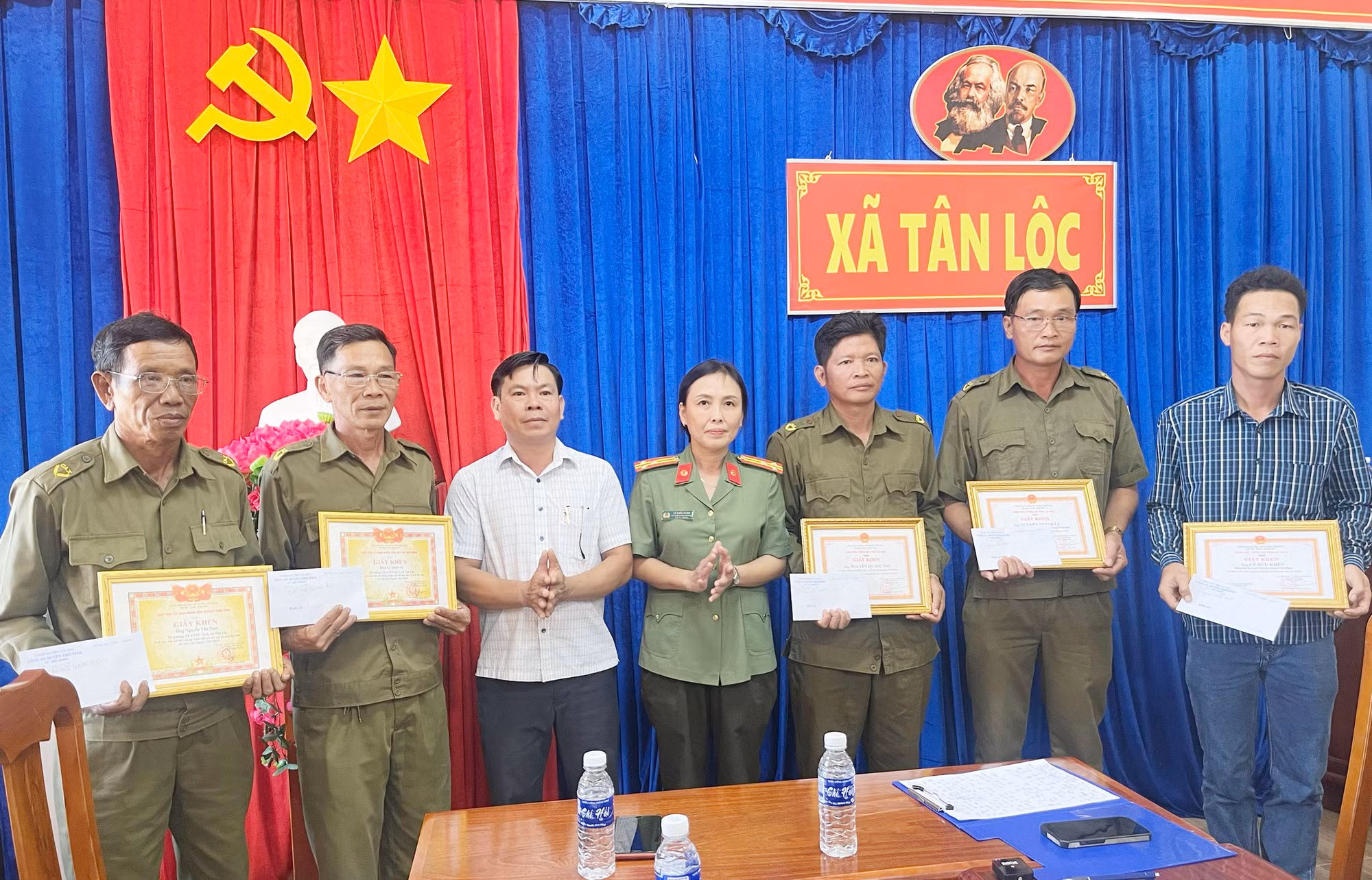 Khen thưởng 7 cá nhân bắt tên trộm có nhiều tiền án -0