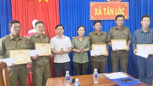 Khen thưởng 7 cá nhân bắt tên trộm có nhiều tiền án