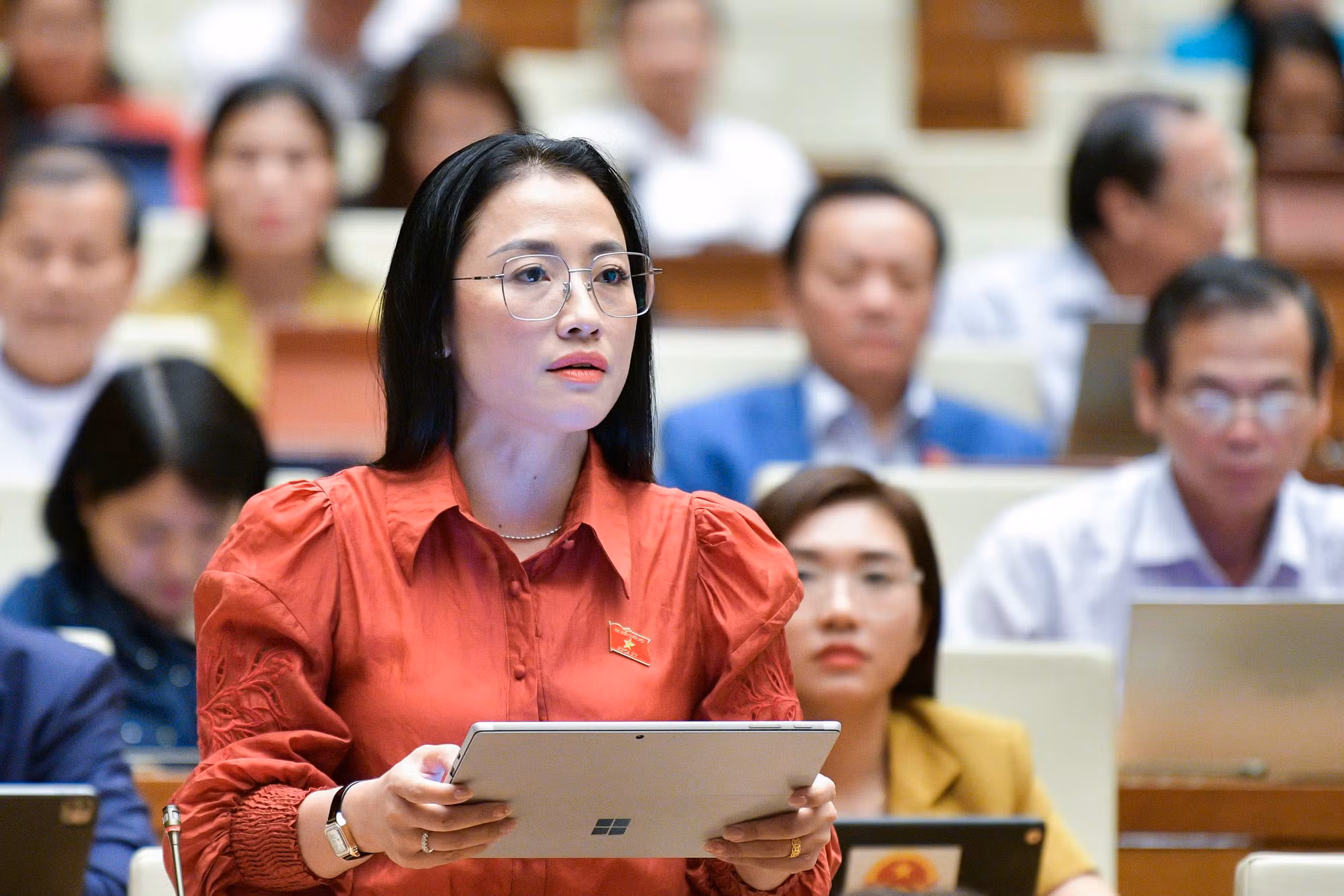 Đại biểu Quốc hôi chất vấn: thuốc lá điện tử, Bộ Công an đề xuất cấm sao Bộ Công thương đề xuất nghiên cứu? -0