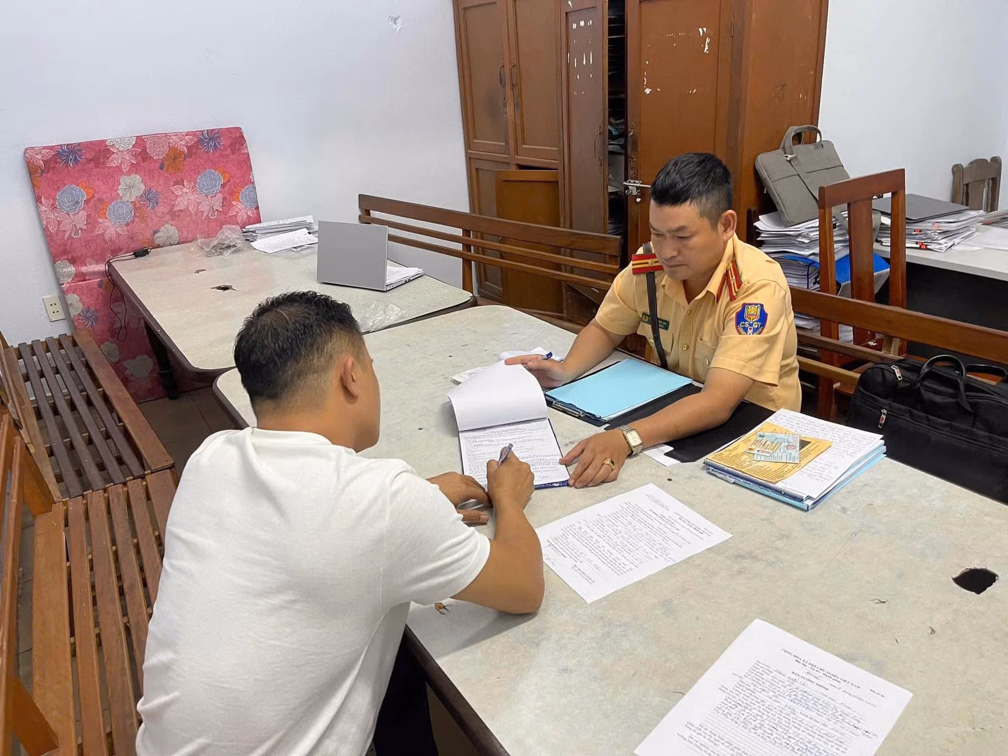 Đà Nẵng: Tài xế không bằng lái vừa điều khiển xe khách vừa “say” ma túy -0