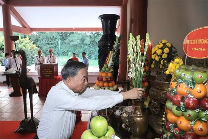 Tổng Bí thư Tô Lâm dâng hương tưởng niệm Chủ tịch Hồ Chí Minh tại tỉnh Cà Mau -0