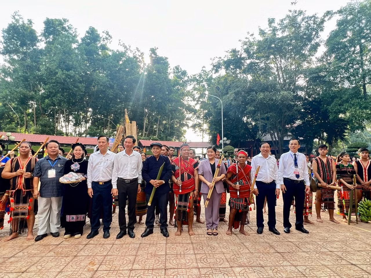 Hàng vạn người đến xem Lễ hội “Vang mãi tiếng chày trên sóc Bom Bo” ở Bình Phước -0