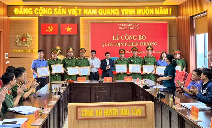 Bắt nhóm “lâm tặc”, nhiều cán bộ Công an được khen thưởng -0