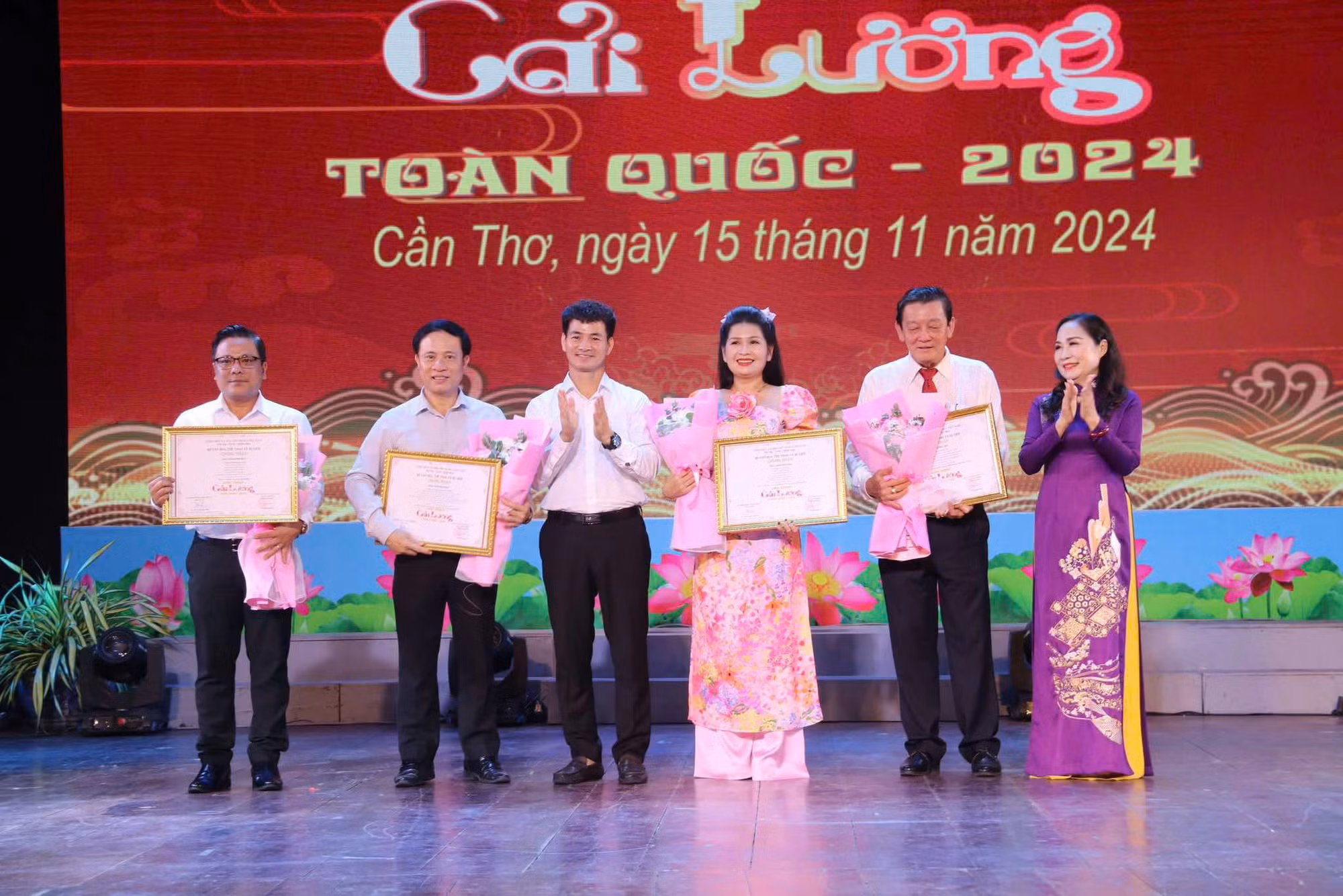 Trao 4 Huy chương vàng, 8 Huy chương Bạc cho vở diễn tai Liên hoan Cải lương toàn quốc năm 2024 -0