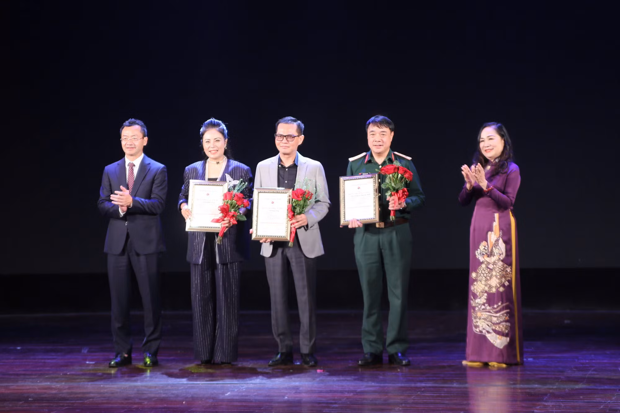 3 vở diễn được trao Huy chương vàng tại Liên hoan sân khấu Hà Nội mở rộng năm 2024 -0