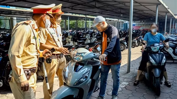 Bị CSGT vào trường xử lý vi phạm, học sinh gọi bố mẹ đến "tẩu tán" xe máy khỏi bãi trông giữ