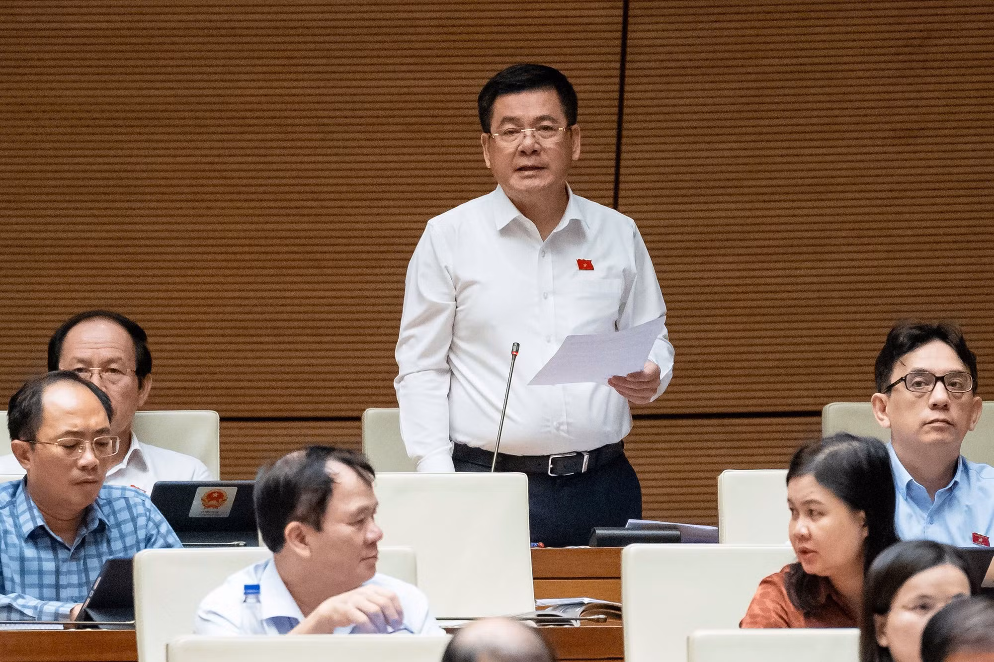 Đại biểu Quốc hôi chất vấn: thuốc lá điện tử, Bộ Công an đề xuất cấm sao Bộ Công thương đề xuất nghiên cứu? -0