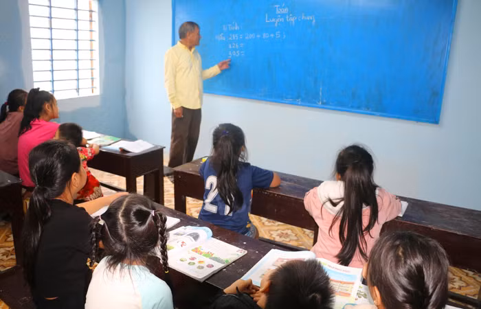 Người thầy tận tâm vì học sinh nghèo vùng phá Tam Giang -0