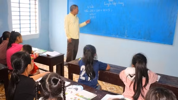Người thầy tận tâm vì học sinh nghèo vùng phá Tam Giang