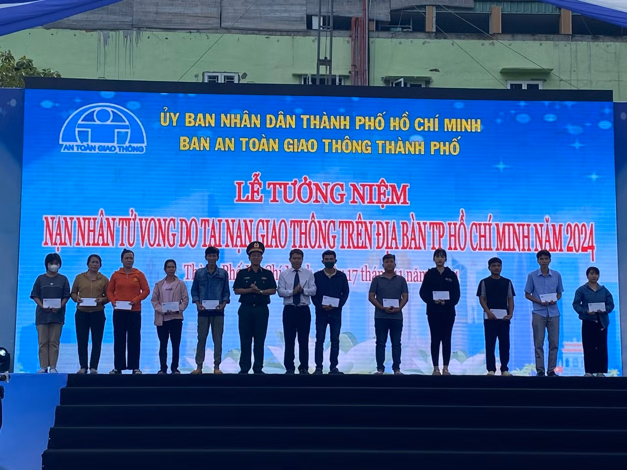 Nhìn con sống thực vật mà 2 vợ chồng xót xa -0