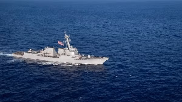 Houthi dùng tên lửa tấn công tàu Mỹ trên Biển Đỏ
