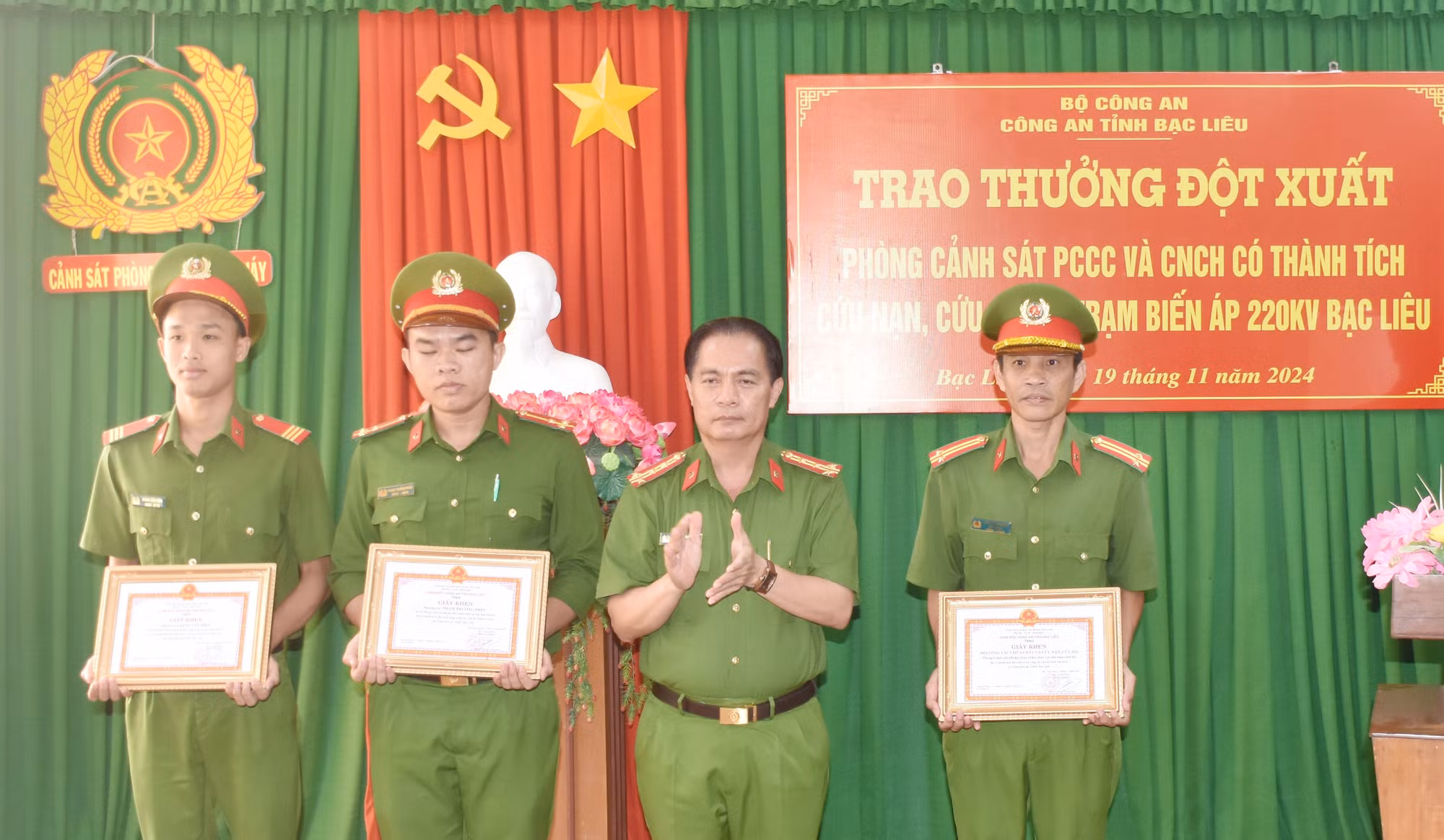 Khen thưởng đột xuất tập thể, cá nhân có thành tích cứu nạn, cứu hộ -0