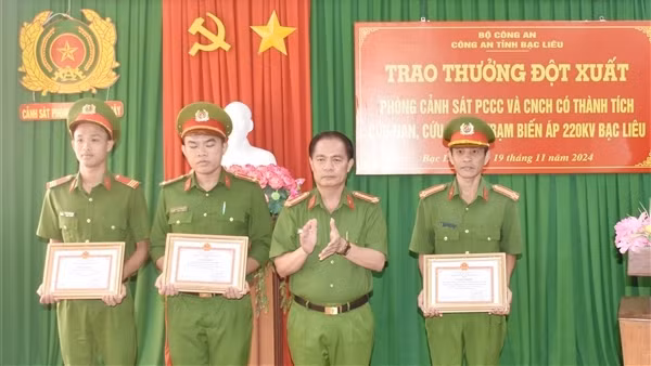 Khen thưởng đột xuất tập thể, cá nhân có thành tích cứu nạn, cứu hộ