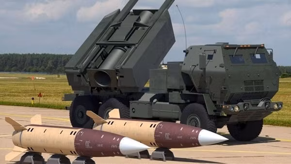 Sức mạnh của tên lửa ATACMS tầm bắn 300km Mỹ viện trợ Ukraine