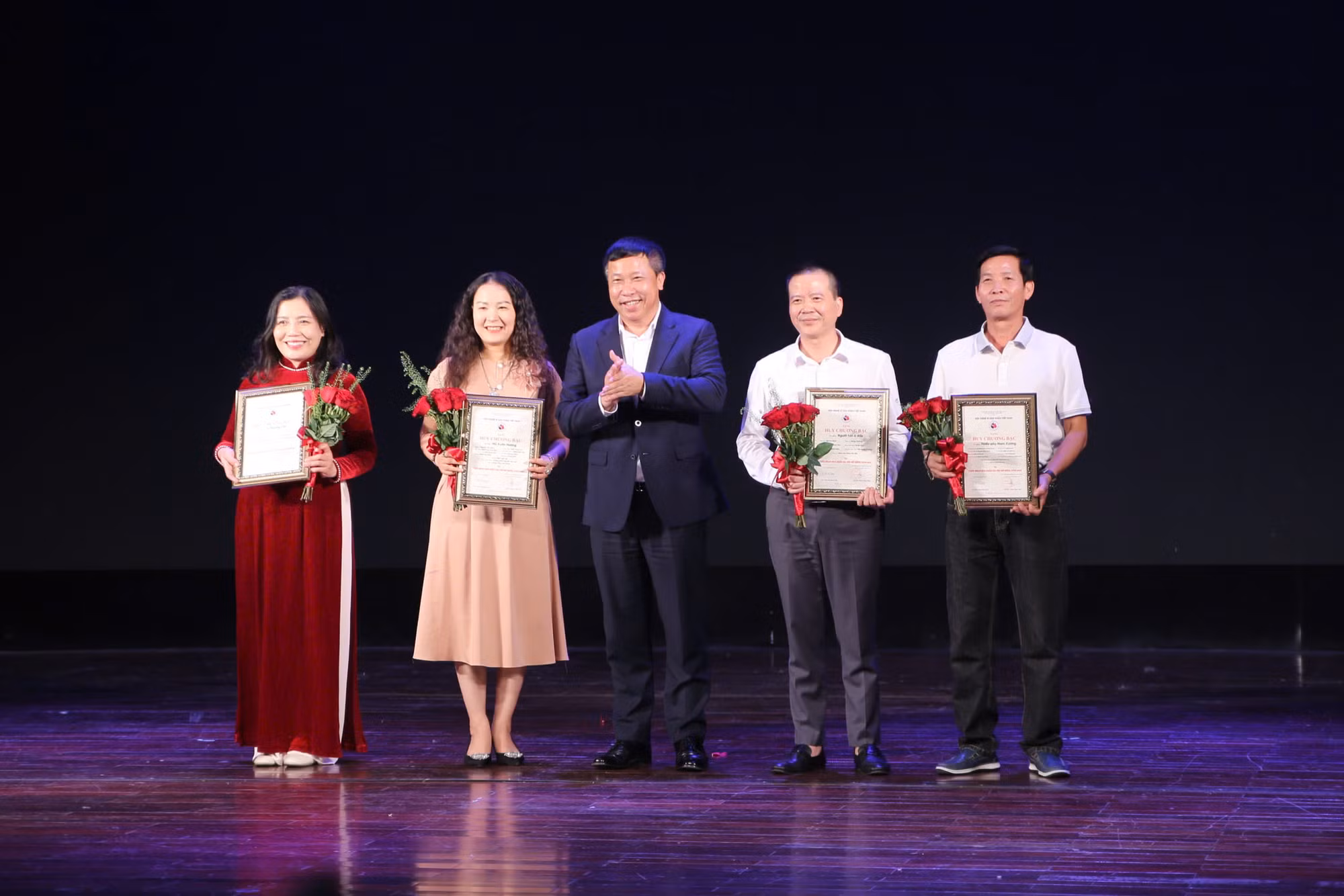 3 vở diễn được trao Huy chương vàng tại Liên hoan sân khấu Hà Nội mở rộng năm 2024 -0