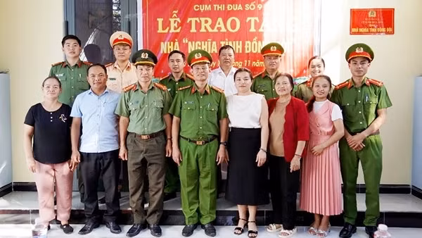 Cụm thi đua số 9 trao tặng nhà nghĩa tình đồng đội