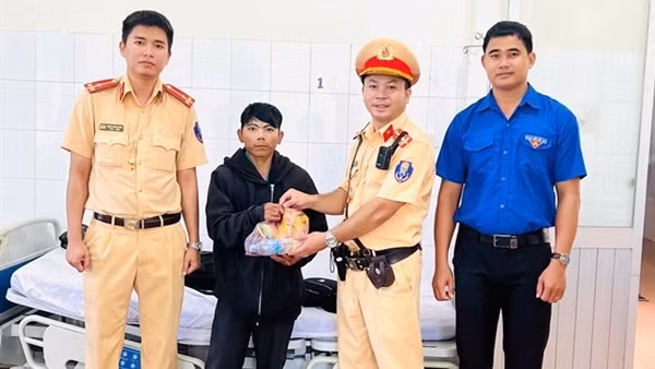 CSGT kịp thời cứu người bất tỉnh trên đường