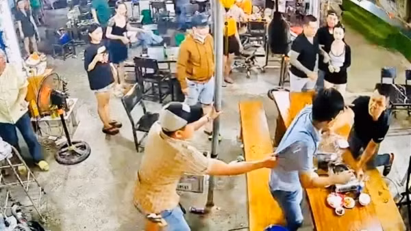 Ghen tuông với bạn cũ của vợ, nam thanh niên đâm chết người trong quán nhậu