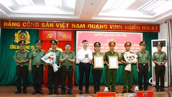 Chủ tịch UBND tỉnh Phú Yên khen thưởng hai đơn vị Công an tỉnh