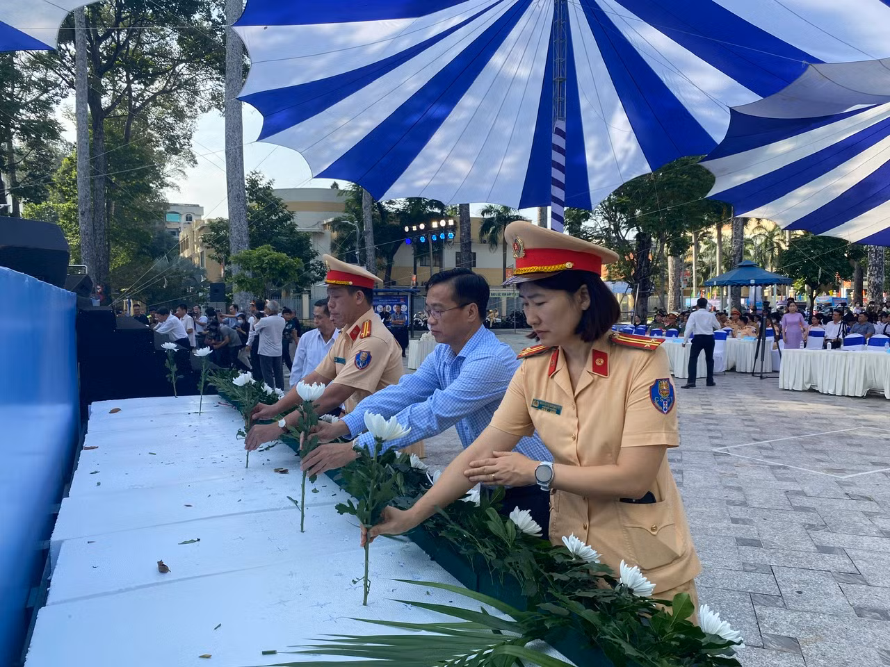 Nhìn con sống thực vật mà 2 vợ chồng xót xa -1