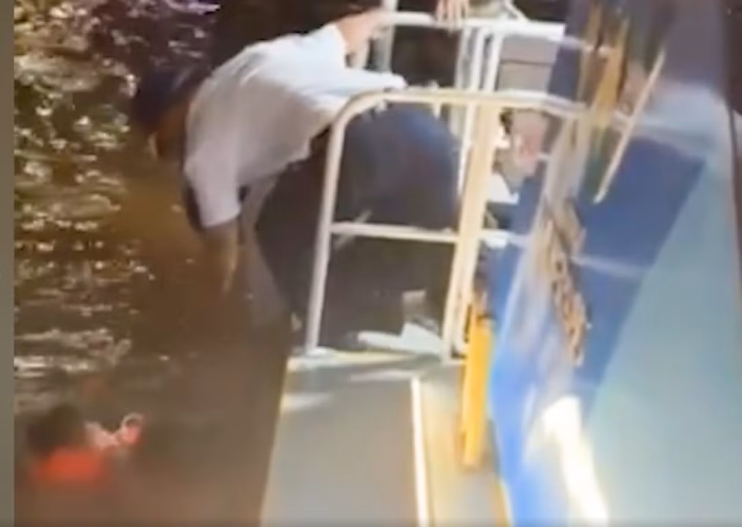 Nhân viên buýt sông cứu người đàn ông nhảy cầu Sài Gòn -0