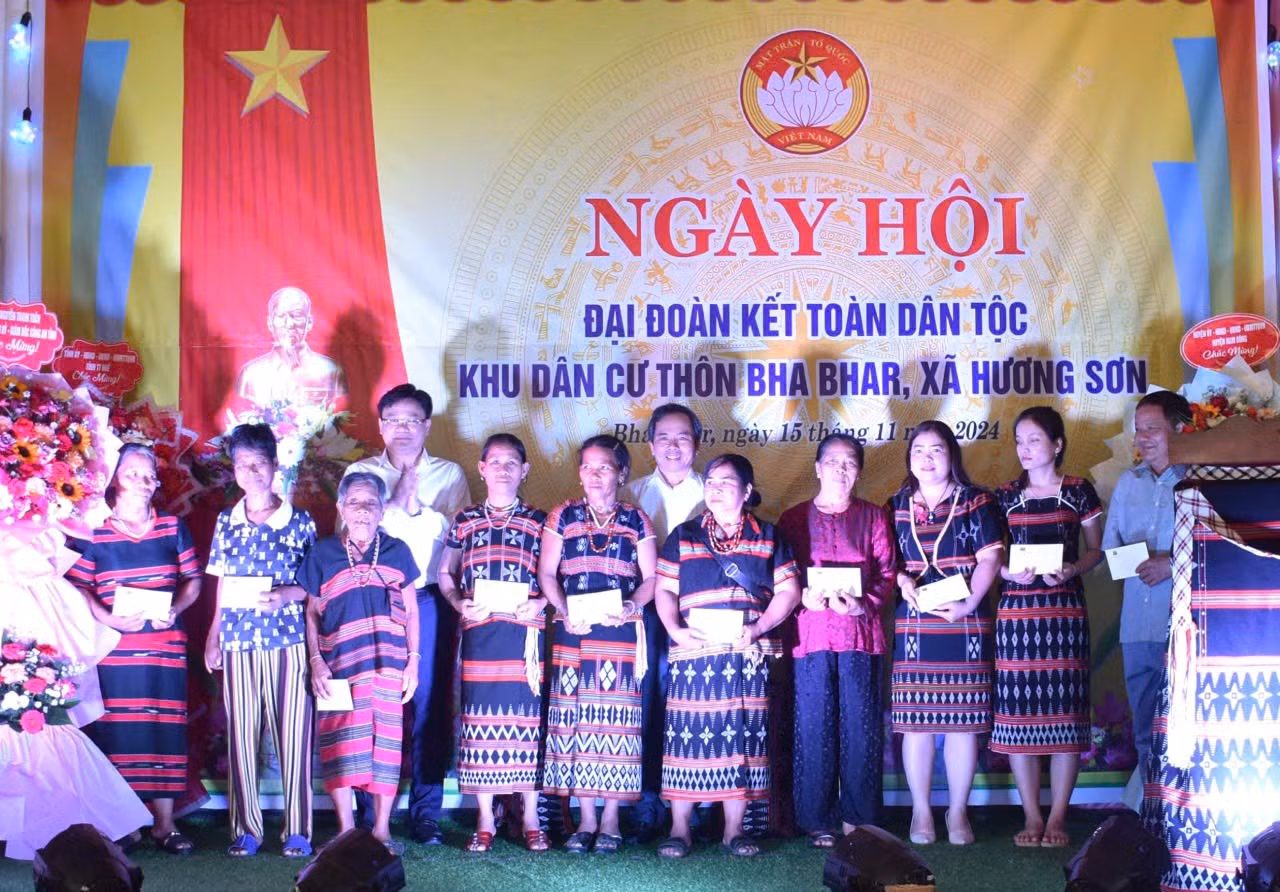  Công an Thừa Thiên Huế tặng nhiều suất quà cho người dân ở miền núi Nam Đông trong ngày hội Đại đoàn kết -0