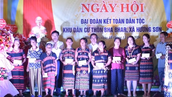 Công an Thừa Thiên Huế tặng quà cho người dân miền núi Nam Đông