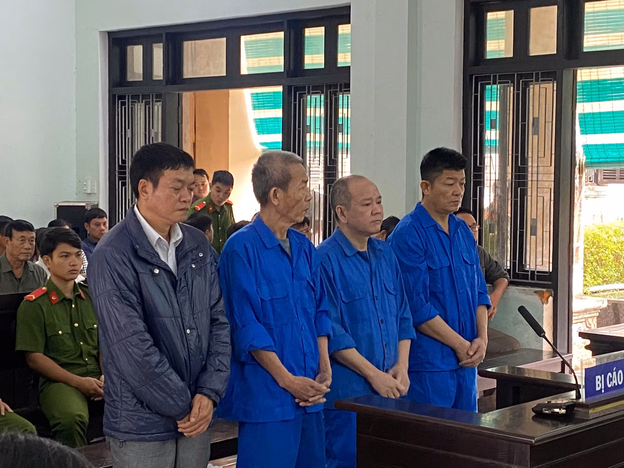 Cái giá của những kẻ “rút ruột” công ty -0