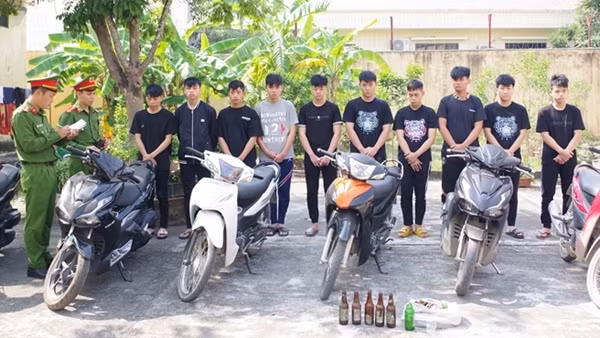 Khởi tố 10 đối tượng vụ mang dao phóng lợn, vỏ chai bia hỗn chiến trong đêm